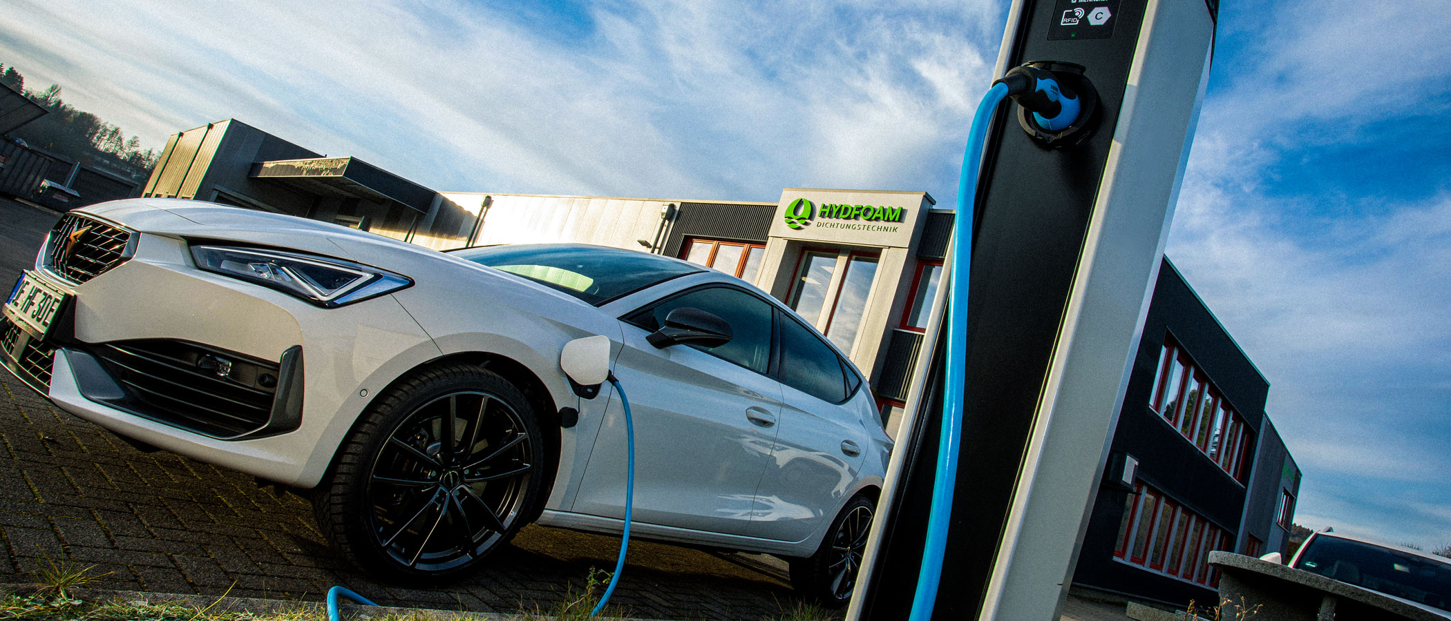 Nachhaltigkeit wird bei Hydfoam groß geschrieben, unsere E-Ladestation vor dem Gebäude